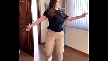 सैक्सी लड़की ने अपना बूब्स हिलाया और बोहोत डांस किया