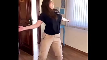 सैक्सी लड़की ने अपना बूब्स हिलाया और बोहोत डांस किया