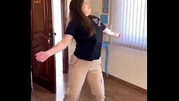 सैक्सी लड़की ने अपना बूब्स हिलाया और बोहोत डांस किया