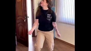 सैक्सी लड़की ने अपना बूब्स हिलाया और बोहोत डांस किया