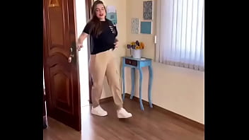 सैक्सी लड़की ने अपना बूब्स हिलाया और बोहोत डांस किया