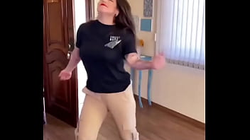 सैक्सी लड़की ने अपना बूब्स हिलाया और बोहोत डांस किया