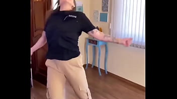 सैक्सी लड़की ने अपना बूब्स हिलाया और बोहोत डांस किया