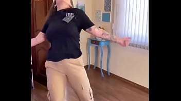 सैक्सी लड़की ने अपना बूब्स हिलाया और बोहोत डांस किया