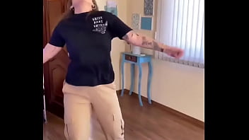 सैक्सी लड़की ने अपना बूब्स हिलाया और बोहोत डांस किया