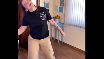 सैक्सी लड़की ने अपना बूब्स हिलाया और बोहोत डांस किया