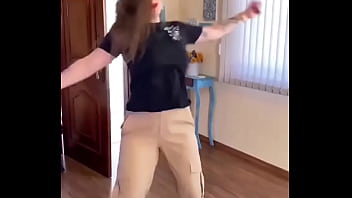 सैक्सी लड़की ने अपना बूब्स हिलाया और बोहोत डांस किया