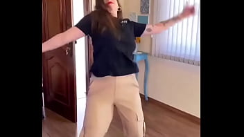 सैक्सी लड़की ने अपना बूब्स हिलाया और बोहोत डांस किया सैक्सी लड़की ने अपना बूब्स हिलाया और बोहोत डांस किया