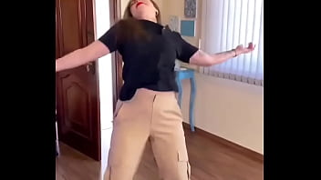 सैक्सी लड़की ने अपना बूब्स हिलाया और बोहोत डांस किया