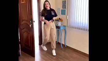 सैक्सी लड़की ने अपना बूब्स हिलाया और बोहोत डांस किया