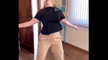 सैक्सी लड़की ने अपना बूब्स हिलाया और बोहोत डांस किया
