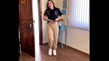 सैक्सी लड़की ने अपना बूब्स हिलाया और बोहोत डांस किया