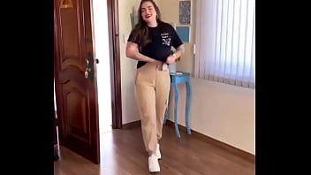 सैक्सी लड़की ने अपना बूब्स हिलाया और बोहोत डांस किया