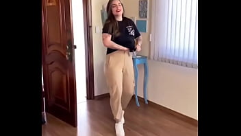 सैक्सी लड़की ने अपना बूब्स हिलाया और बोहोत डांस किया