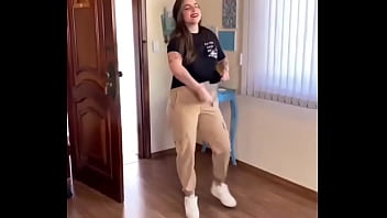 सैक्सी लड़की ने अपना बूब्स हिलाया और बोहोत डांस किया