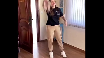 सैक्सी लड़की ने अपना बूब्स हिलाया और बोहोत डांस किया