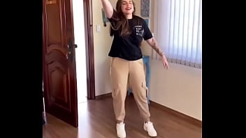 सैक्सी लड़की ने अपना बूब्स हिलाया और बोहोत डांस किया