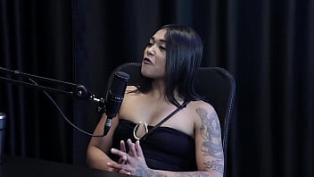 Morena gostosa fica de 4 em cima da mesa para mostrar sua bunda depois de falar que transou perto da mãe e em quem senta jordanna gomes japa joh watch sheer red