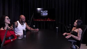 Morena gostosa fica de 4 em cima da mesa para mostrar sua bunda depois de falar que transou perto da mãe e em quem senta jordanna gomes japa joh watch sheer red