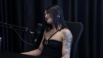 Morena gostosa fica de 4 em cima da mesa para mostrar sua bunda depois de falar que transou perto da mãe e em quem senta jordanna gomes japa joh watch sheer red