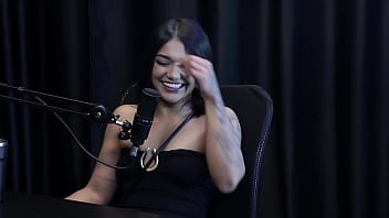 Morena gostosa fica de 4 em cima da mesa para mostrar sua bunda depois de falar que transou perto da mãe e em quem senta jordanna gomes japa joh watch sheer red