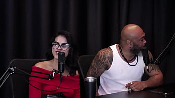 Morena gostosa fica de 4 em cima da mesa para mostrar sua bunda depois de falar que transou perto da mãe e em quem senta jordanna gomes japa joh watch sheer red