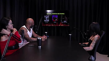 Morena gostosa fica de 4 em cima da mesa para mostrar sua bunda depois de falar que transou perto da mãe e em quem senta jordanna gomes japa joh watch sheer red