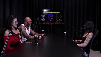 Morena gostosa fica de 4 em cima da mesa para mostrar sua bunda depois de falar que transou perto da mãe e em quem senta jordanna gomes japa joh watch sheer red