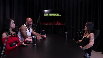 Morena gostosa fica de 4 em cima da mesa para mostrar sua bunda depois de falar que transou perto da mãe e em quem senta jordanna gomes japa joh watch sheer red