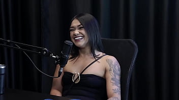 Morena gostosa fica de 4 em cima da mesa para mostrar sua bunda depois de falar que transou perto da mãe e em quem senta jordanna gomes japa joh watch sheer red