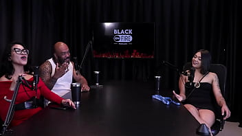 Morena gostosa fica de 4 em cima da mesa para mostrar sua bunda depois de falar que transou perto da mãe e em quem senta jordanna gomes japa joh watch sheer red