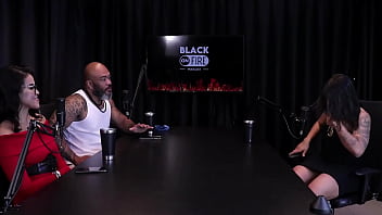 Morena gostosa fica de 4 em cima da mesa para mostrar sua bunda depois de falar que transou perto da mãe e em quem senta jordanna gomes japa joh watch sheer red