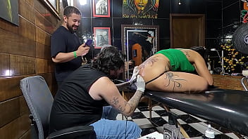 Essa morena fez uma tatuagem no lugar que todo tatuador adoraria Essa morena fez uma tatuagem no lugar que todo tatuador adoraria