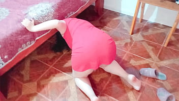 My stepmother is looking for a lost earring under the bed you can see her big ass we fuck passionately