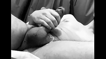 Batendo Uma E Gozando thumbnail