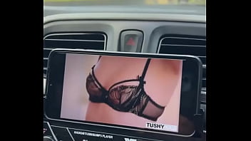 Colocamos um porno pra assistir enquanto viajávamos fiquei com tanto tesão que nem paramos o carro pra aprontar