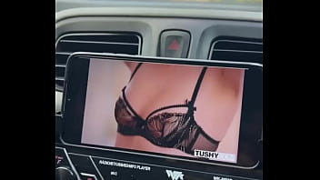 Colocamos um porno pra assistir enquanto viajávamos fiquei com tanto tesão que nem paramos o carro pra aprontar