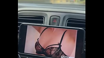 Colocamos um porno pra assistir enquanto viajávamos fiquei com tanto tesão que nem paramos o carro pra aprontar