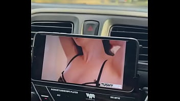Colocamos um porno pra assistir enquanto viajávamos fiquei com tanto tesão que nem paramos o carro pra aprontar