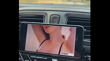 Colocamos um porno pra assistir enquanto viajávamos fiquei com tanto tesão que nem paramos o carro pra aprontar