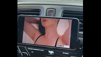 Colocamos um porno pra assistir enquanto viajávamos fiquei com tanto tesão que nem paramos o carro pra aprontar