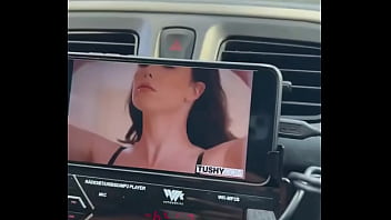 Colocamos um porno pra assistir enquanto viajávamos fiquei com tanto tesão que nem paramos o carro pra aprontar
