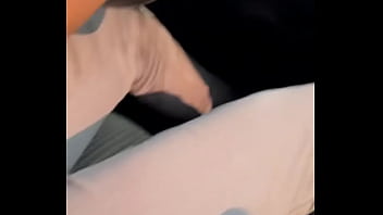 Colocamos um porno pra assistir enquanto viajávamos fiquei com tanto tesão que nem paramos o carro pra aprontar