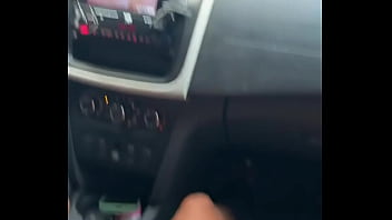 Colocamos um porno pra assistir enquanto viajávamos fiquei com tanto tesão que nem paramos o carro pra aprontar