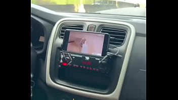 Colocamos um porno pra assistir enquanto viajávamos fiquei com tanto tesão que nem paramos o carro pra aprontar