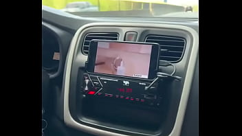 Colocamos um porno pra assistir enquanto viajávamos fiquei com tanto tesão que nem paramos o carro pra aprontar