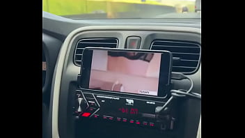 Colocamos um porno pra assistir enquanto viajávamos fiquei com tanto tesão que nem paramos o carro pra aprontar