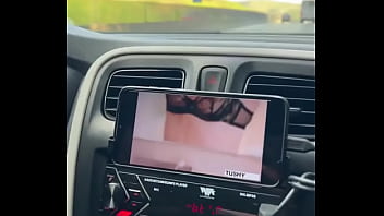 Colocamos um porno pra assistir enquanto viajávamos fiquei com tanto tesão que nem paramos o carro pra aprontar