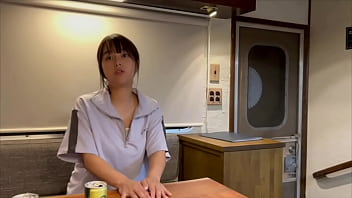 キャンピングカーで彼女と旅行中に広い車の中でsexしまくるカップル。