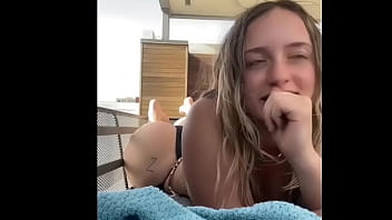 Blonde girl en tanguita